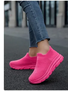 Vista detallada de zapatillas de punto rosa con suelas de goma antideslizantes y duraderas