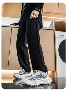 Detailopname van grove herensneakers in wit en grijs met dikke geprofileerde bandenzolen