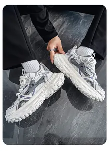 Gedetailleerd overzicht van witte mesh dad shoes met dikke zool en blauwe accenten