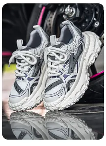 Gedetailleerde weergave van chunky herensneakers met grove bandenzool en mesh panelen