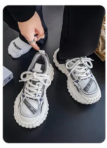 Detailopname van ademende herensneakers met grove bandenzolen en verhoogde dikke zool