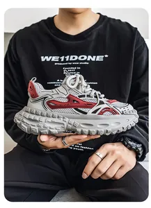Gedetailleerd zijaanzicht van mesh chunky sneakers met dikke bandenzolen