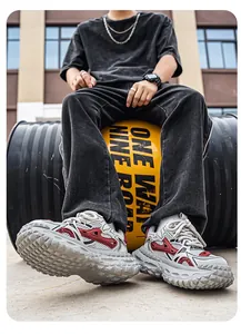 Detail van heren chunky sneakers met dikke bandenstijl zool en ademend mesh materiaal