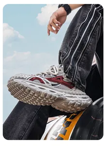 Gedetailleerd zicht op dikke herensneakers met bandenzool en ademende mesh-details