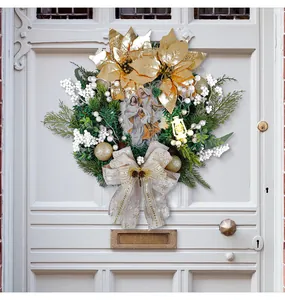 Elegante kerstkrans met gouden kerststerren en lichtgevende lantaarn op een witte deur