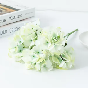 Detalle de ramo de flores de hortensia artificial, ideal para decoración de bodas y hogar.