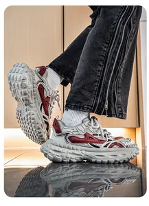 Gedetailleerd zijzicht van chunky herensneakers met rode en grijze accenten