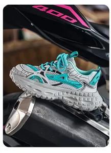 Detail van grijze en turquoise chunky sneaker met dikke zool met bandenprofiel