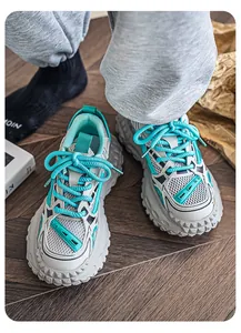 Ademende herensneakers met turquoise accenten en dikke zool met bandenstructuur