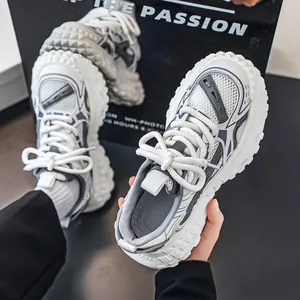 Witte en grijze heren chunky dad sneakers met ademend mesh en dikke bandenzolen