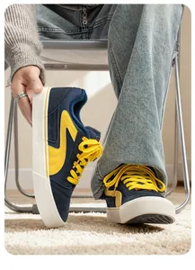 Gedetailleerde weergave van marineblauwe en gele met fleece gevoerde canvas sneakers