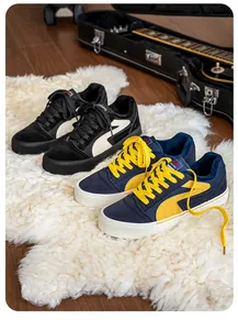 Twee paar trendy canvas sneakers met fleece voering op een wit nepbont tapijt.