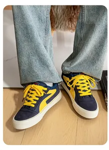 Gedetailleerd overzicht van marineblauw en geel gevoerde wintercanvas sneakers voor heren