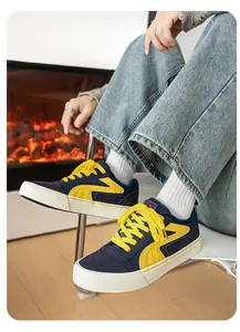 Prachtig detail van marineblauwe en gele canvas sneakers met warme wintervoering
