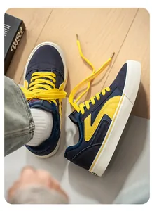 Gedetailleerd overzicht van marineblauwe en gele met fleece gevoerde wintersneakers