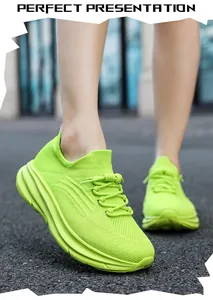 Gedetailleerd overzicht van stijlvolle neongroene gebreide hardloopsneakers voor heren