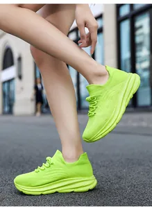 Gedetailleerd overzicht van neongroene ademende hardloopsneakers met dikke zool