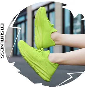 Detailopname van neongroene chunky sneakers voor heren met ademend mesh bovenwerk