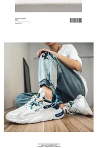 Vista dettagliata di sneaker chunky in mesh traspirante da uomo in blu e bianco alla moda.