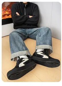 Detailweergave van stijlvolle zwart-witte heren skateschoenen voor casual winteroutfits