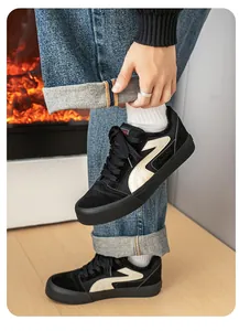 Detailweergave van zwarte wintersneakers met pluchen voering en beige logo.