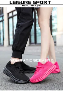 Detailweergave van ademende gebreide sneakers met platform voor heren en dames in zwart en roze.