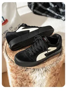 Detail van zwarte warm gevoerde winter sneakers met wit golfpatroon voor heren