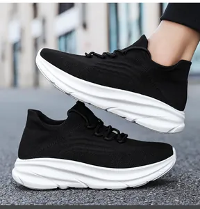 Zijaanzicht van zwarte heren sneakers met dikke witte zool voor sport en vrijetijd.