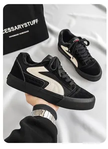 Gedetailleerde weergave van zwarte warme canvas sneakers met fleecevoering en crème zijstreep.