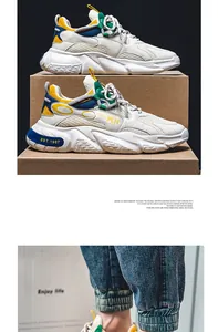 Primo piano di sneaker bianche massicce con mesh traspirante e inserti colorati