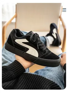 Close-up van zwarte canvas boardschoenen met warme voering van imitatiebont