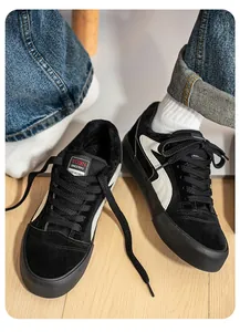 Gedetailleerde weergave van zwarte canvas sneakers met fleecevoering en witte streep