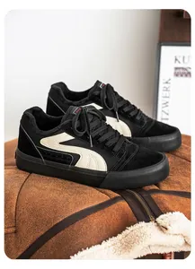 Stijlvolle zwarte winter sneakers voor heren met warme fleece voering en wit streepontwerp