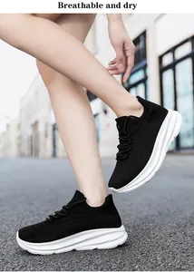 Detailopname van zwarte mesh sportsneakers met dikke witte zolen op een model
