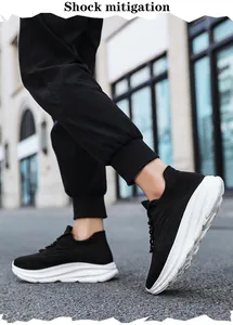 Zijaanzicht van zwarte herensneakers met dikke witte zolen voor schokabsorptie