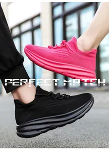 Roze en zwarte sportschoenen met dikke zool en ademend mesh materiaal