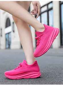 Dynamisch zijaanzicht van roze ademende platform hardloopschoenen voor sport en wandelen.