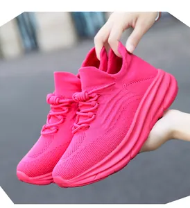 Detailweergave van levendige roze chunky sneakers met een ademend bovenwerk van mesh