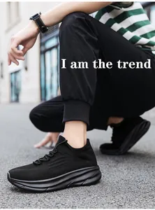 Dichtbij van zwarte ademende mesh chunky sneakers voor heren