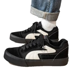 Stijlvolle zwarte canvas herensneakers met warme fleecevoering en zachte dikke zolen