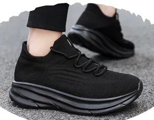 Gedetailleerd zijaanzicht van zwarte sportsneakers voor heren met dikke zool en mesh