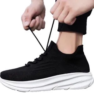 Lichtgewicht zwarte gebreide hardloopsneakers voor heren met dikke witte dempende zool