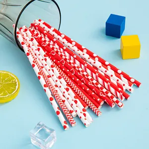Detail van decoratieve rood-witte papieren rietjes met patroon, milieuvriendelijke feestaccessoires.