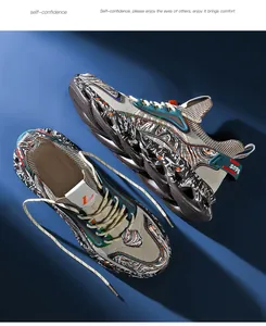 Detaillierte Makroansicht stylischer gemusterter Blade-Sohle-Sneaker auf blauem Hintergrund.