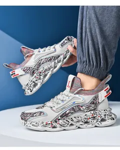 Nahaufnahme der Blade-Sneaker für Herren mit gemustertem Obermaterial und Hohlsohle