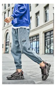 Streetstyle-Detail: Herren-Cord-Jogger kombiniert mit Blade-Sole-Sneakern