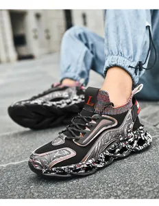 Detaillierte Nahaufnahme stilvoller schwarzer Blade-Sneaker mit einzigartigen Marmormustern
