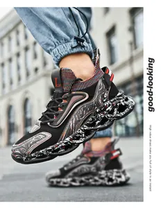 Detailansicht der stylischen schwarzen Blade-Sneaker mit einzigartigem Marmor-Sohlendesign