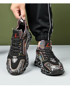 Nahaufnahme schwarzer Herren-Blade-Sneaker mit Graffiti-Sohle und Mesh-Obermaterial