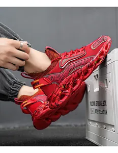 Nahaufnahme roter Blade-Sohle Sneaker mit Mesh-Obermaterial und Grafikdrucken